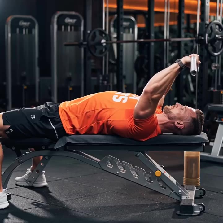 Skull crusher (lying triceps extension) demo